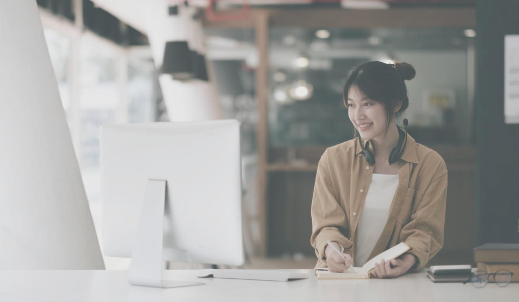 Person plant Budget mit verschiedenen Unterlagen und digitalen Tools